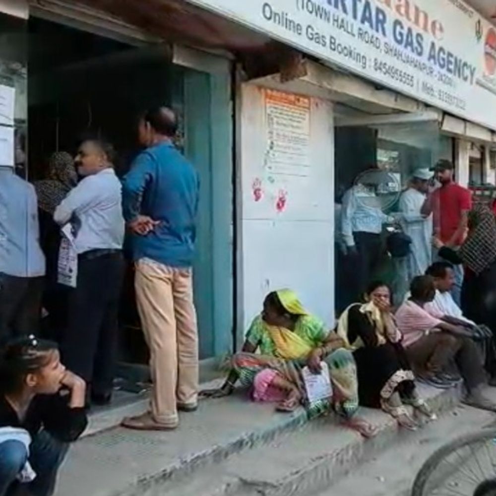 शाहजहांपुर में गैस सिलेंडर के लिए उपभोक्ता परेशान:केवाईसी के बदले पाइप खरीदने का दबाव, डिलीवरी के बावजूद सिलेंडर नहीं मिला