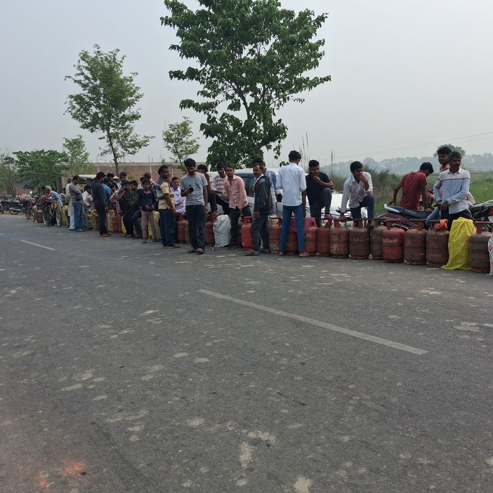 कुशीनगर में रसोई गैस के लिए लगी लंबी लाइन:लोग रात 2 बजे से लगा रहे लाइन, आपूर्ति सामान्य होने का दावा
