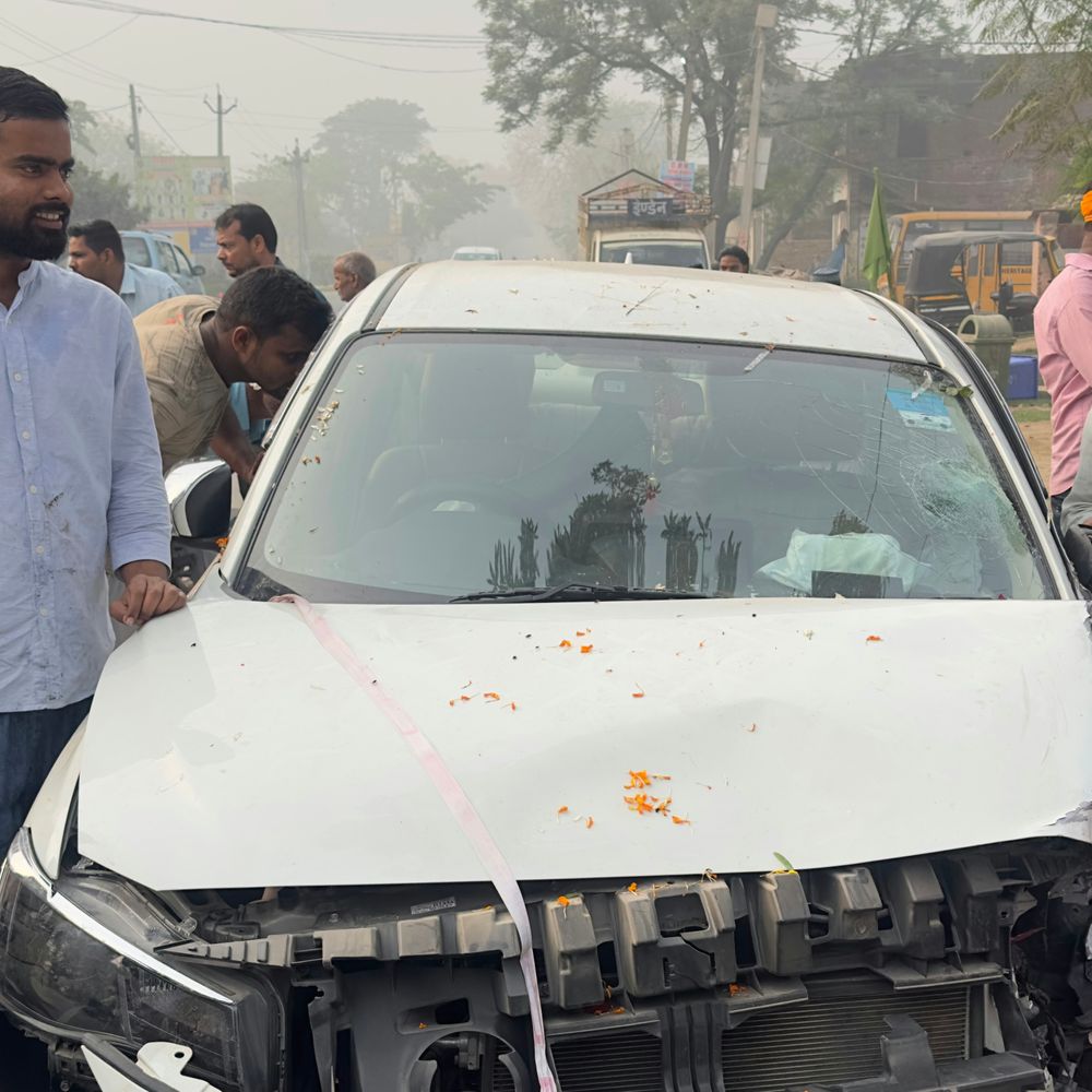 देवरिया में ट्रेलर से टकराई दूल्हे की कार:कुशीनगर से आई थी बारात, लोगों ने कार में फंसे दूल्हे को बाहर निकाला