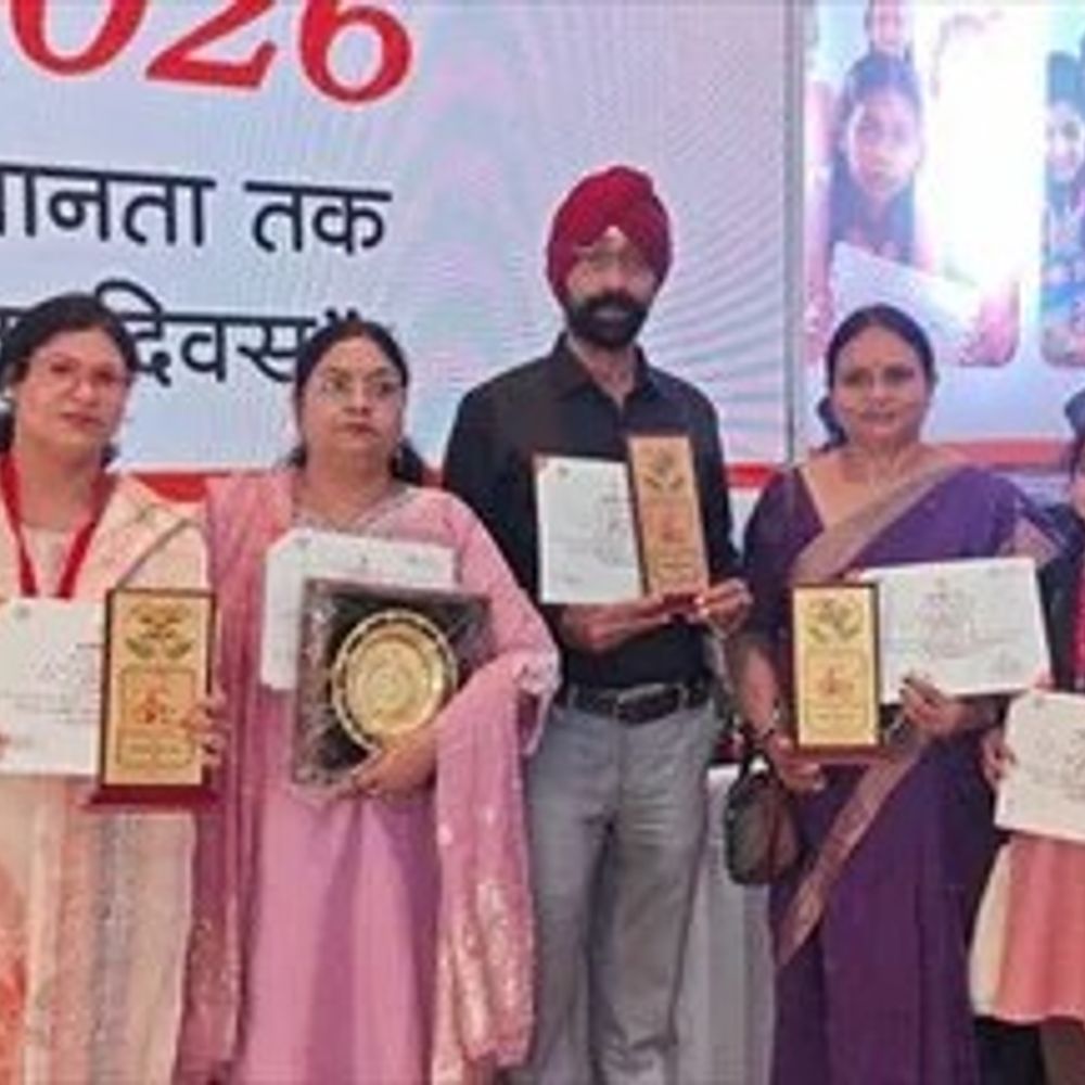 लखनऊ में खीरी के छात्र-शिक्षक सम्मानित:बालिका शिक्षा में उत्कृष्ट कार्य के लिए मिला पुरस्कार