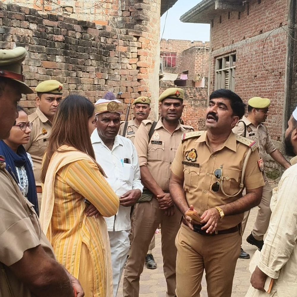 सीतापुर में अवैध गैस सिलेंडर भंडारण पर कार्रवाई:उपभोक्ता की सूचना पर घर से 10 सिलेंडर बरामद, 3 भरे मिले, पुलिस ने जब्त किए