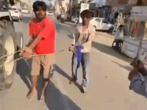 लुटेरों को ट्रैक्टर के पीछे बांधकर गांव में दौड़ाया:  डंडे मारते रहे, छोड़ने के लिए मिन्नतें की; तरनतारन में किसान से मोबाइल-पर्स छीना था – tarn-taran News