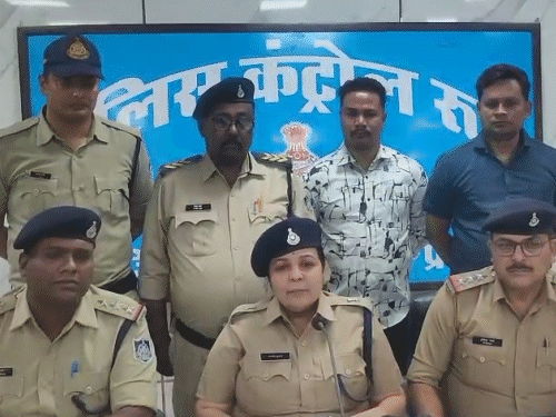 ATM कार्ड बदलकर ठगी करने वाला शातिर गिरफ्तार:जबलपुर में मदद के बहाने बदलता था कार्ड; 66 एटीएम कार्ड, स्कूटी और सोने की झुमकी जब्त