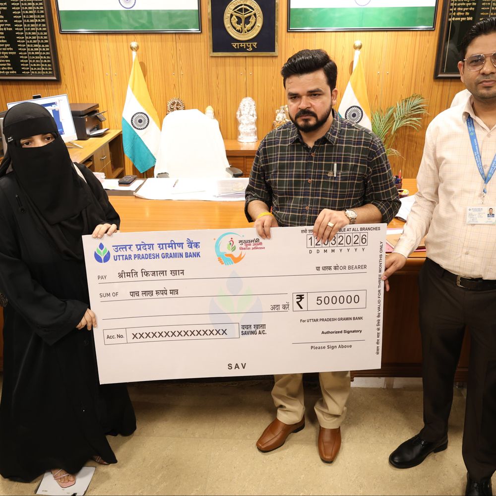 रामपुर डीएम ने चयनित लाभार्थियों को सौंपा चेक:मुख्यमंत्री युवा उद्यमी विकास योजना से स्वरोजगार को मिली नई रफ्तार