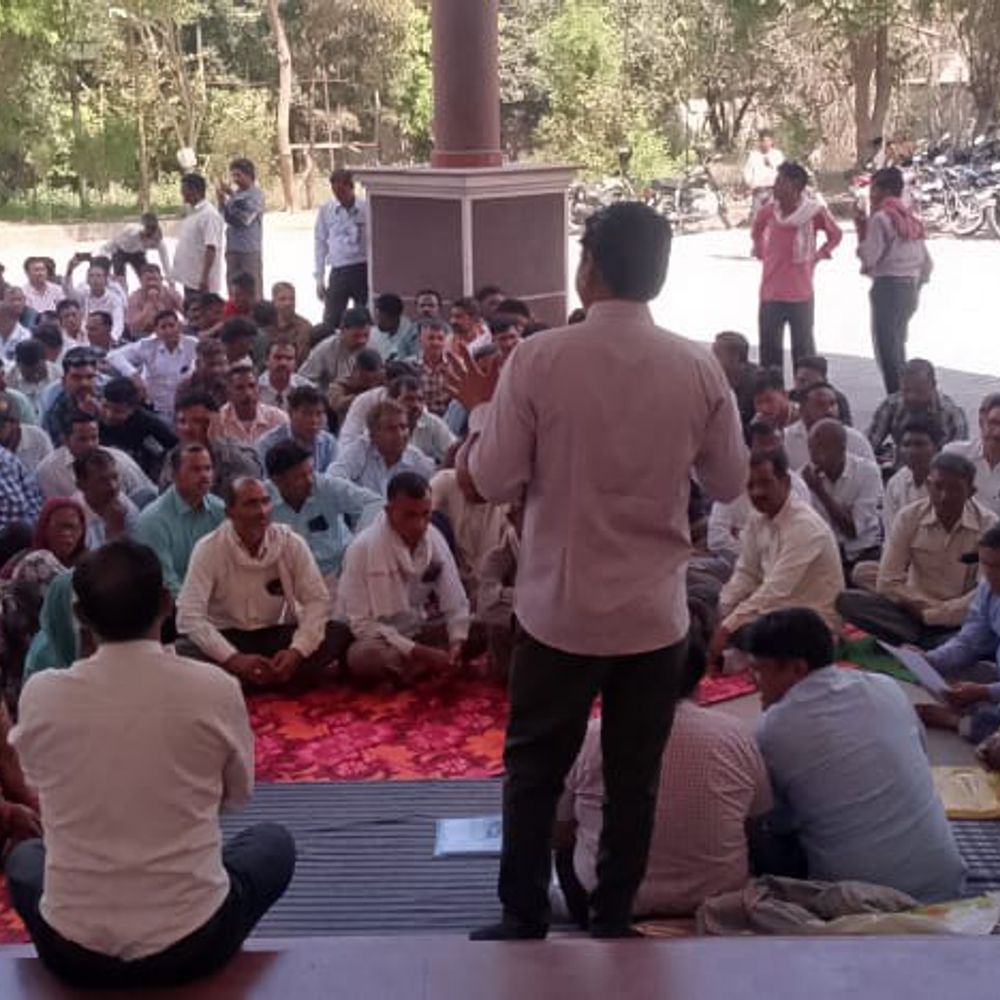 सफाईकर्मी से अभद्रता, प्रधान प्रतिनिधि पर गाली देने का आरोप:कासगंज में संघ ने विकास भवन पर धरना दिया, FIR की मांग