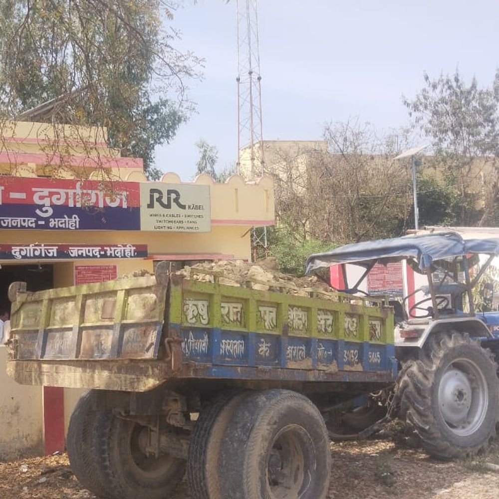 भदोही में अवैध खनन के खिलाफ कार्रवाई:खनन विभाग ने मिट्टी लदे ट्रैक्टर जब्त किया