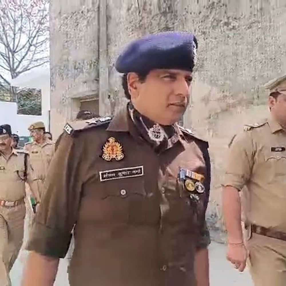मुजफ्फरनगर एसएसपी ने पुलिस कार्यालयों का निरीक्षण किया:कामकाज, रिकॉर्ड और पुलिस कैफे की व्यवस्था परखी