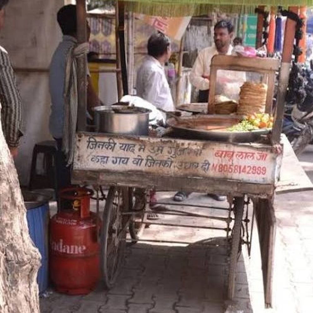 घरों में कमी, ठेलों पर खुलेआम घरेलू LPG सिलेंडर:लखीमपुर खीरी में गैस आपूर्ति पर उठे सवाल, उपभोक्ता परेशान