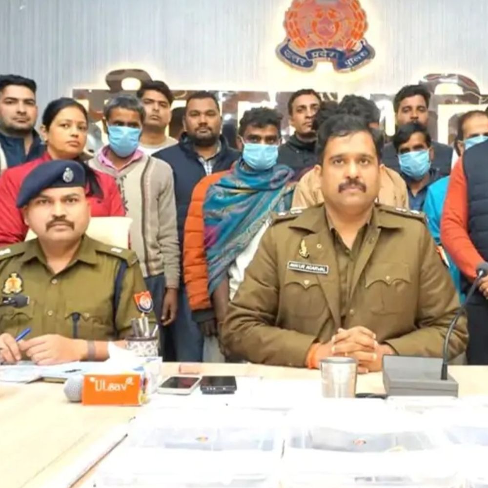 डकैती-कांड के 50 हजार के इनामी को एसटीएफ ने पकड़ा:सीतापुर में रिटायर्ड लेखपाल के घर डकैती करने का आरोपी, 32 मुकदमे दर्ज; असलहा बरामद