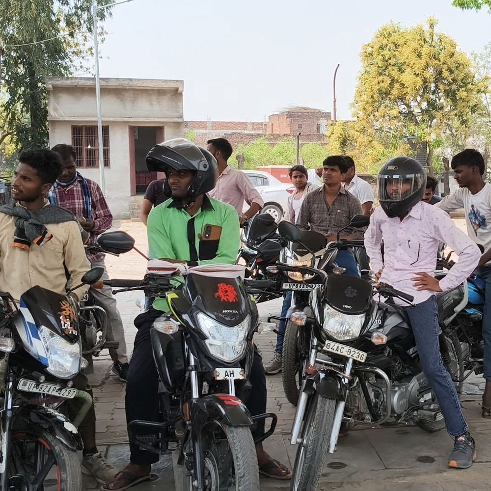 अफवाह से मैनपुरी में पेट्रोल-डीजल की मारामारी:मैनपुरी में एक दिन ही खत्म हो रहे पंप, किसान सबसे ज्यादा हो रहे परेशान