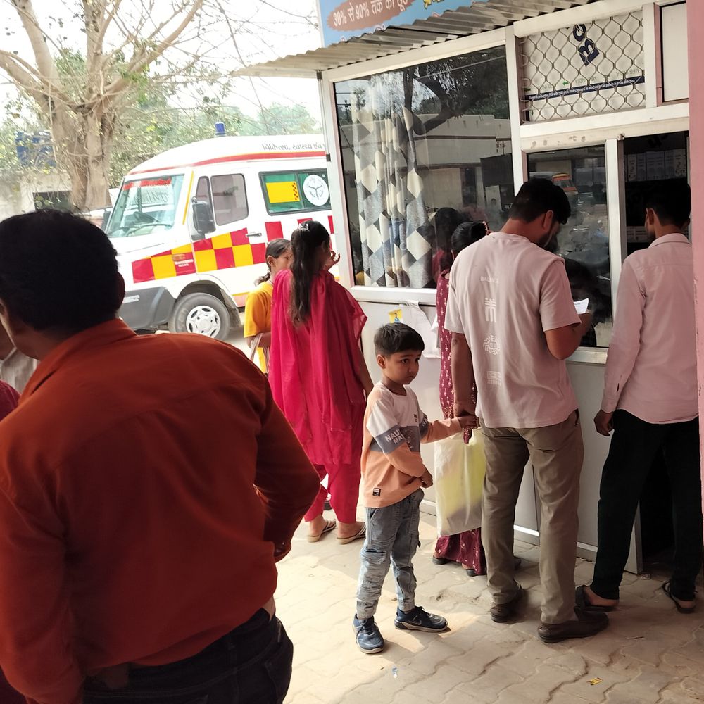 मिल्कीपुर जन औषधि केंद्र पर नियमों की अनदेखी का आरोप:बाहर की जेनेरिक दवाएं बेचने का आरोप, अधीक्षक ने जांच का आश्वासन दिया