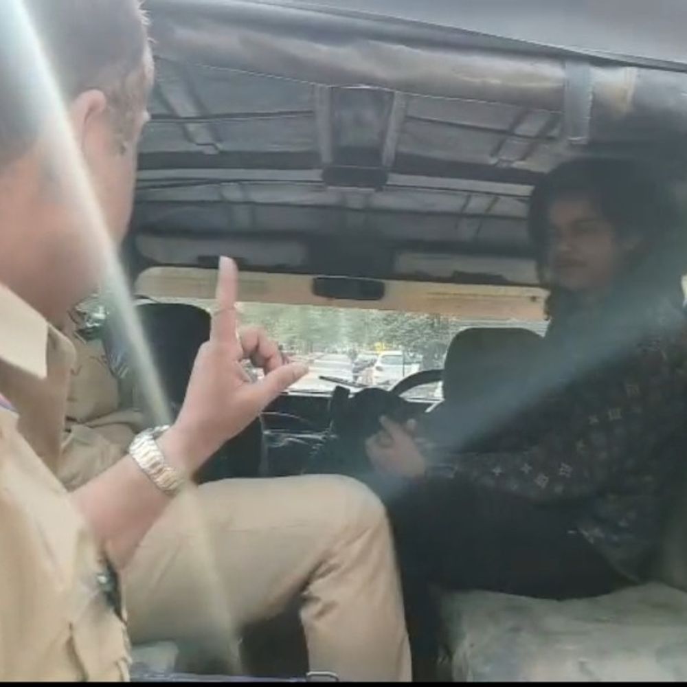 इंस्पेक्टर से अभद्रता करने वाला इंफ्लुएंसर गिरफ्तार:खेसारी लाल के इवेंट में की थी बदतमीजी, फोटो का इस्तेमाल कर दे रहा था धमकी