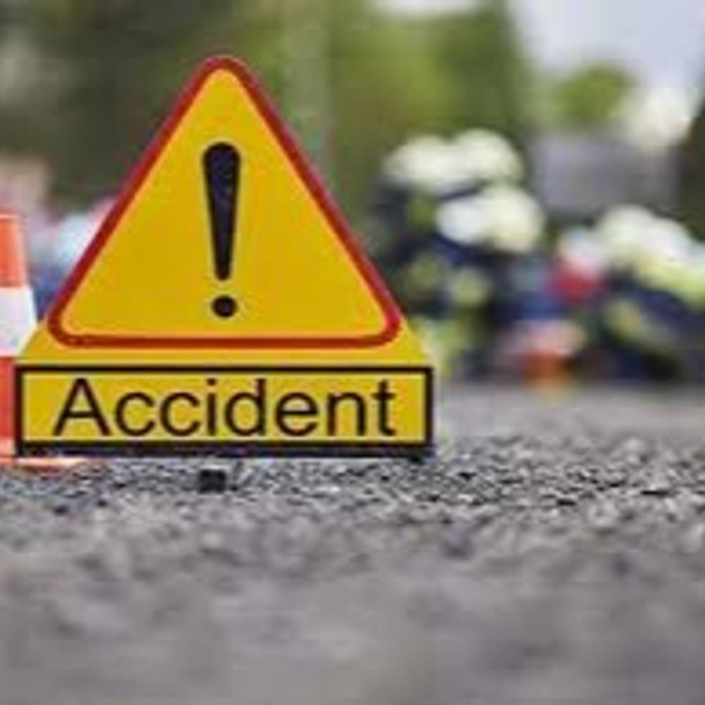 खड़े ट्रक-डबल डेकर बस की टक्कर, दो दर्जन यात्री घायल:लखीमपुर खीरी के नेशनल हाईवे-730 में हुआ हादसा, सीतापुर से मनोनाधाम जाते समय हुआ हादसा