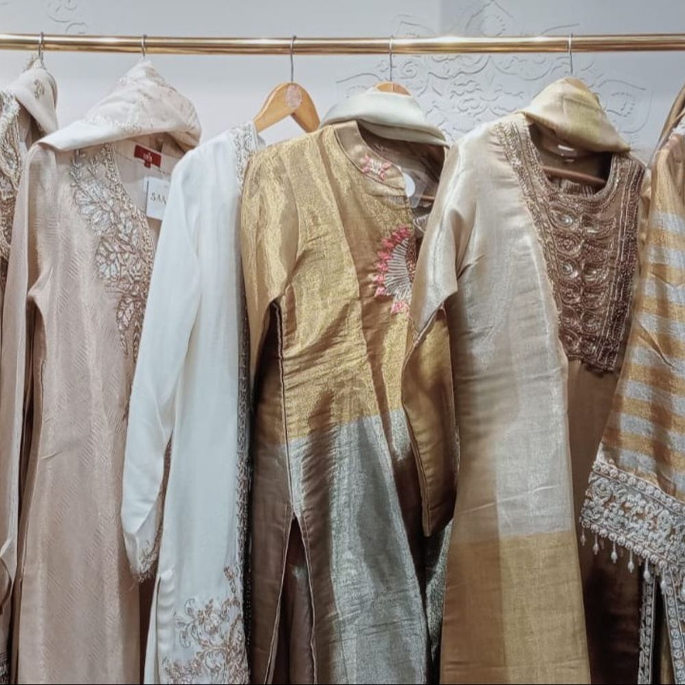 ईद से पहले टेलरों की दुकानों पर बढ़ी भीड़:महिलाएं कपड़ा खरीदकर अपनी पसंद के डिजाइन में करवा रहीं सिलाई , फारसी सलवार और पाकिस्तानी सूट का ट्रेंड