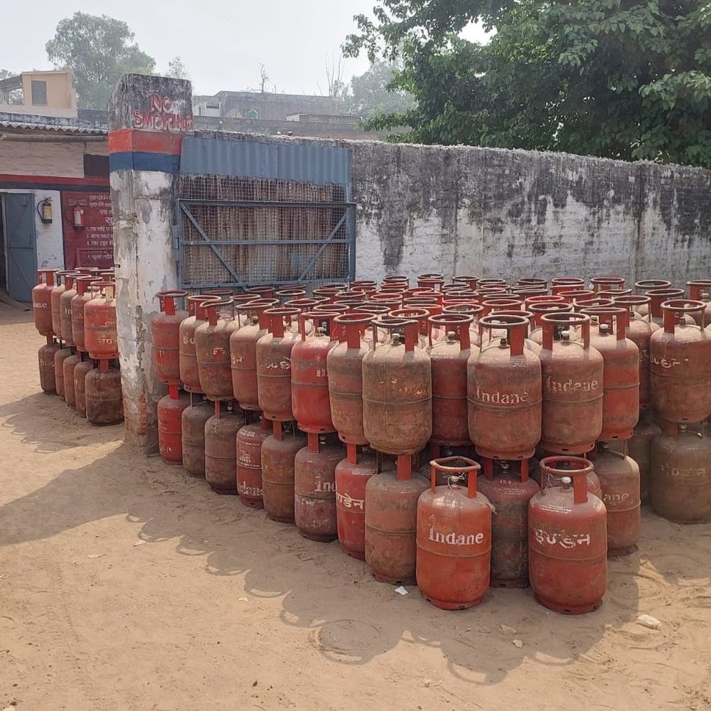 गैस की किल्लत से जूझ रहीं छोटी खाने-पीने की दुकानें:चूल्हे से चल रहा काम महंगी गैस से कारोबार प्रभावित, ग्राहक भी हो रहे कम