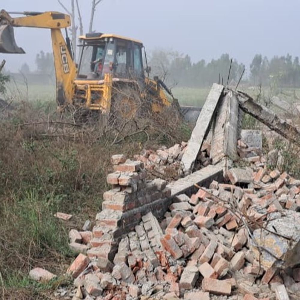 मुरादाबाद में मेयर की बाउंड्री पर चला बुलडोजर:CM मॉडल कंपोजिट विद्यालय के लिए रिजर्व सरकारी जमीन पर थी बाउंड्री;मेयर बोले-10 साल पहले खरीदी