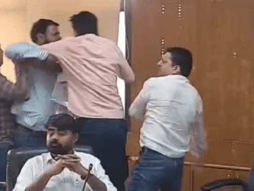 रोहतक में वाइस चेयरमैन ने पार्षद को दौड़ाकर पीटा,VIDEO:  लेडी चेयरमैन के सामने ही कॉलर पकड़ा, गालियां दीं; मीटिंग में बिकाऊ कहने पर भड़के – Rohtak News