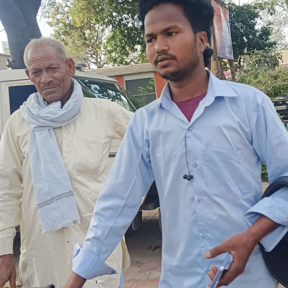 दिनदहाड़े चलती बाइक पर महिला के कुंडल लूटे:फर्रुखाबाद के कायमगंज में पीछा करने पर लुटेरे गिरे, एक पकड़ा गया