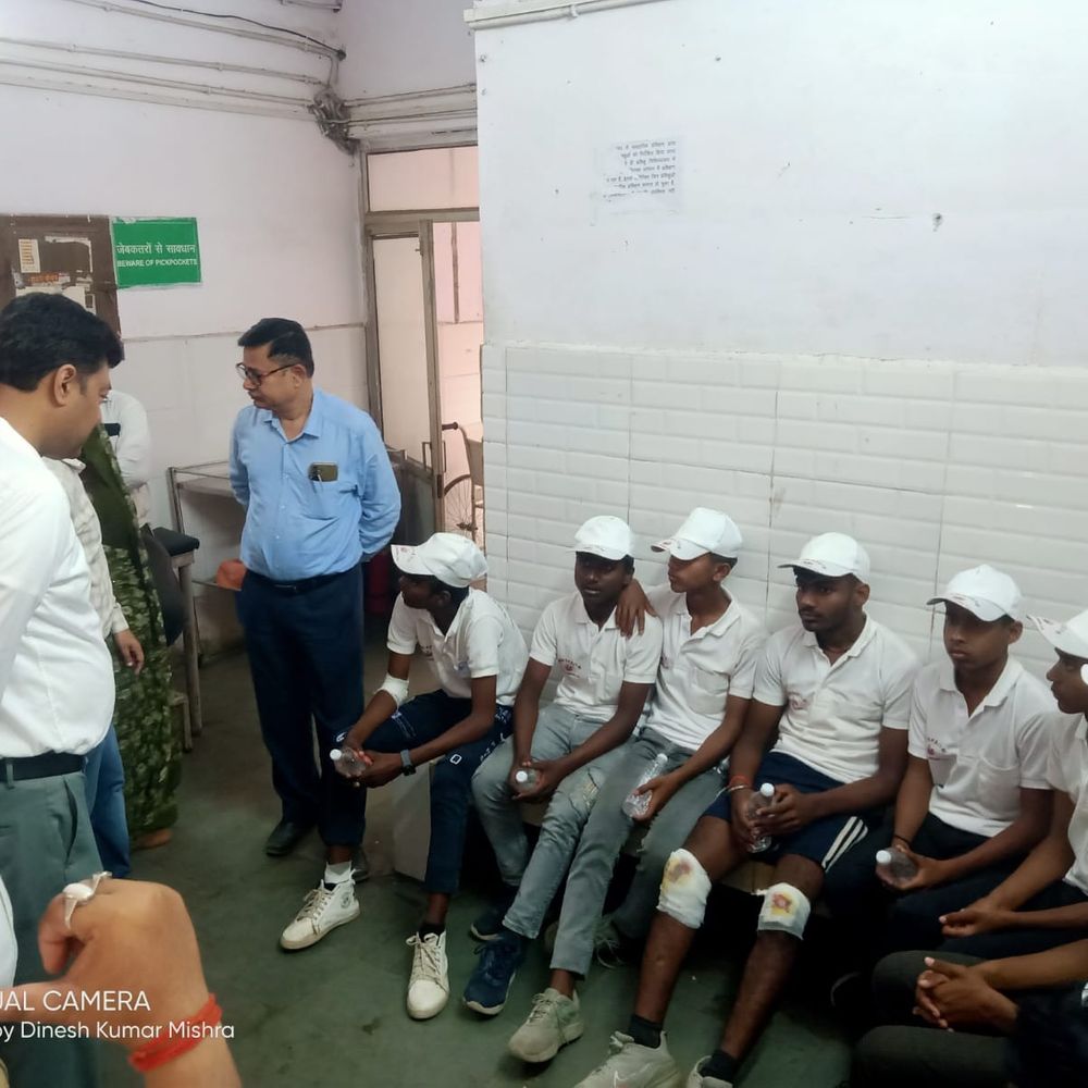 संतकबीर नगर में स्कूली बच्चों से भरी टैक्सी पलटी:तीन बच्चे और चालक घायल, BSA और BEO अस्पताल पहुंचे