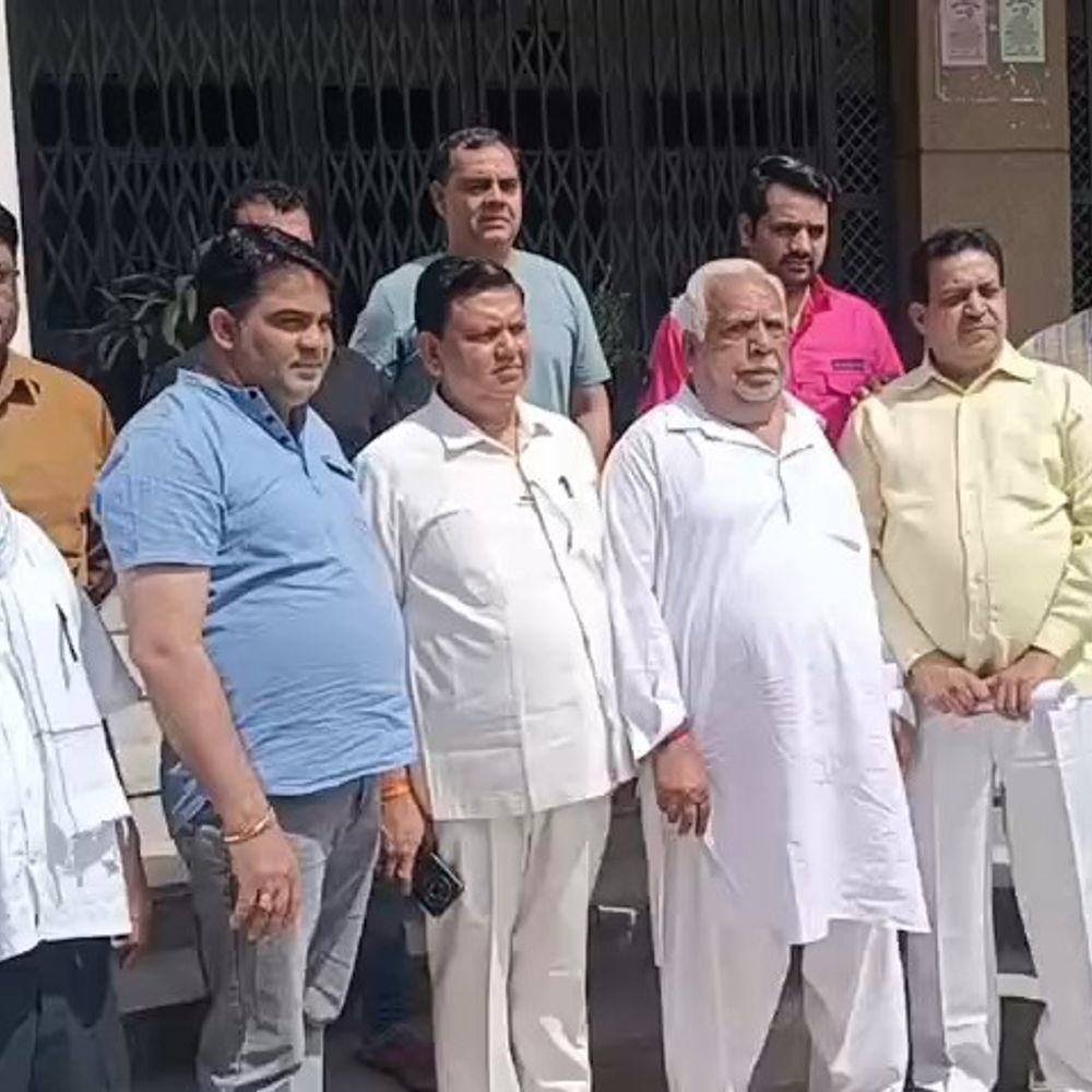 बागपत में वाणिज्यिक गैस सिलेंडर की परेशानी:व्यापारियों ने जिलाधिकारी से आपूर्ति बहाल करने की मांग की