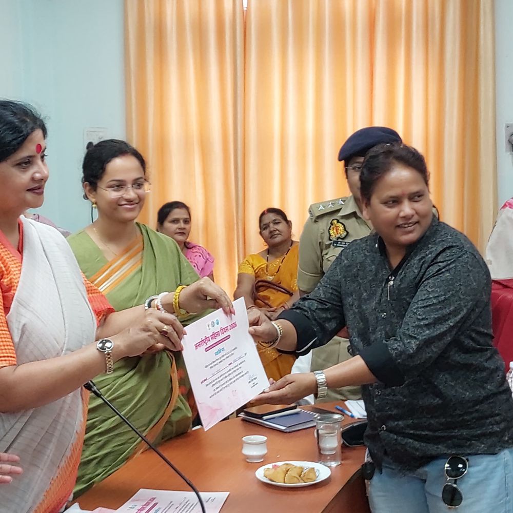 महिला आयोग ने महिलाओं को किया सम्मानित:कल्याण योजनाओं की समीक्षा की, अधिकारियों को दिए निर्देश