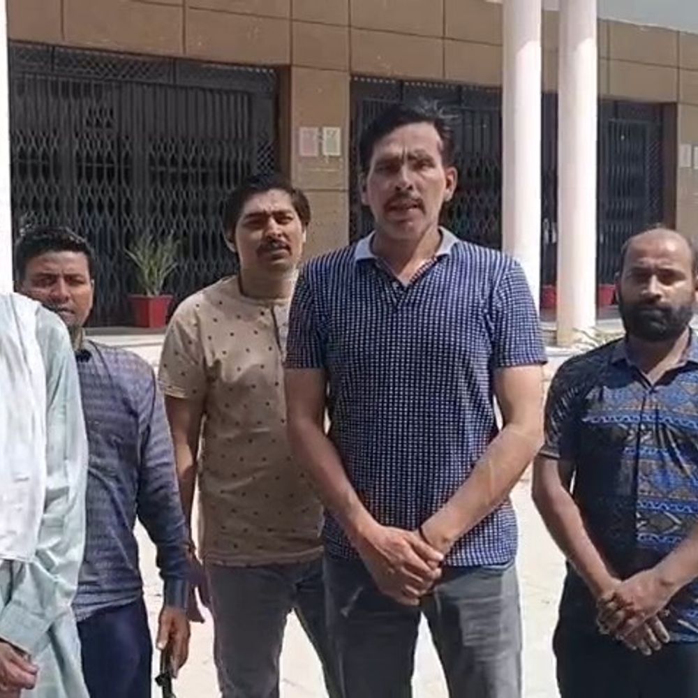 बागपत में संत समाधि निर्माण पर विवाद:ग्रामीणों ने निर्माण में बाधा डालने का आरोप लगाया, डीएम से कार्रवाई की मांग