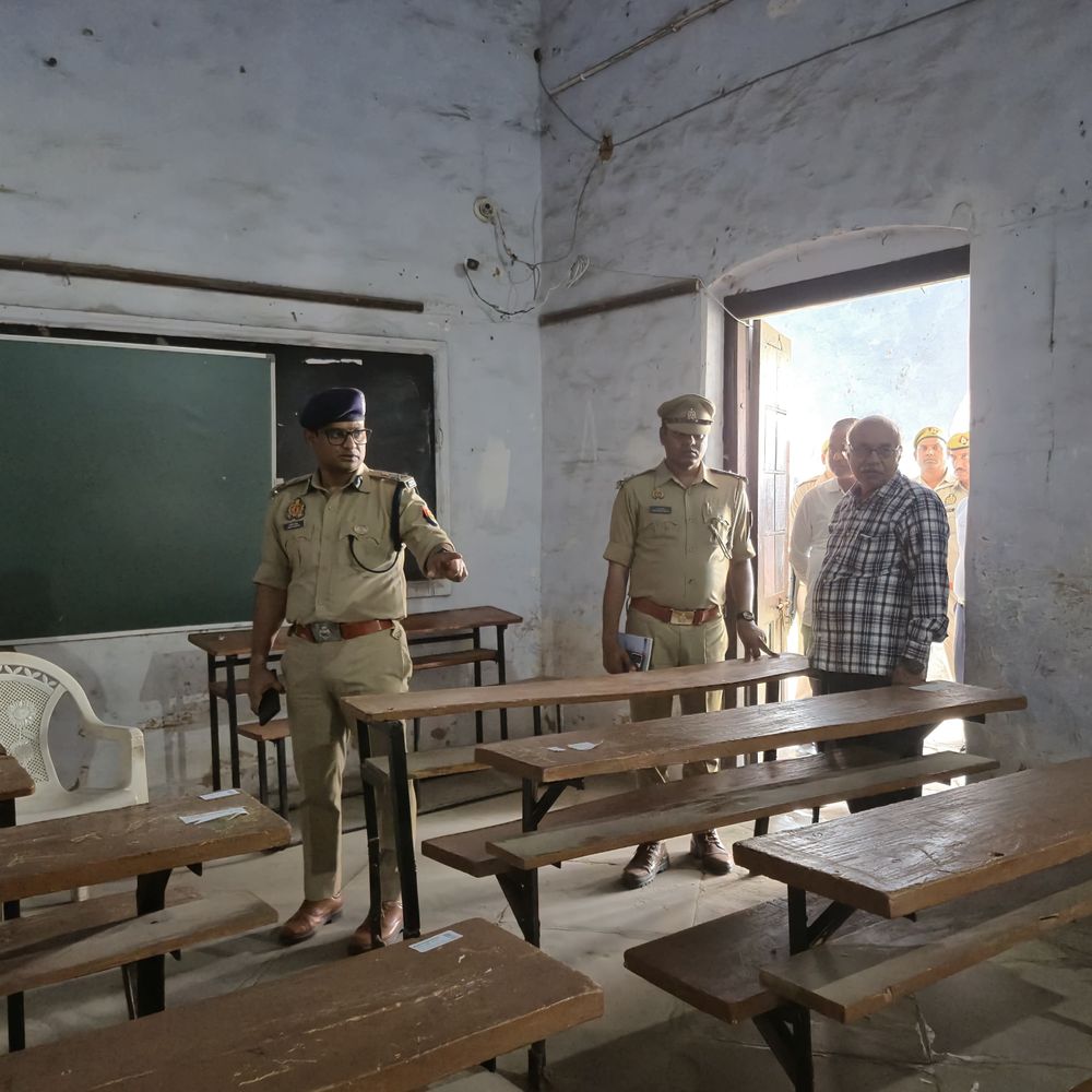 गोंडा में आईजी-एसपी ने परीक्षा केंद्रों का किया निरीक्षण:सीसीटीवी, वॉइस रिकॉर्डर चेक; एचएचएमडी से होगी परीक्षार्थियों की जांच