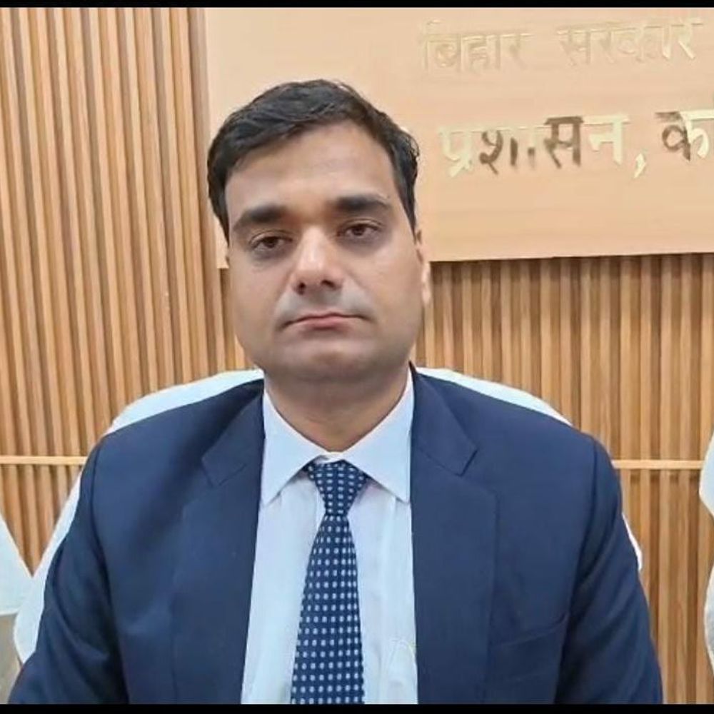 कटिहार में गैस के लिए उपभोक्ताओं में मची अफरा-तफरी:डीएम ने कहा- आपूर्ति सामान्य है, अफवाहों से बचें