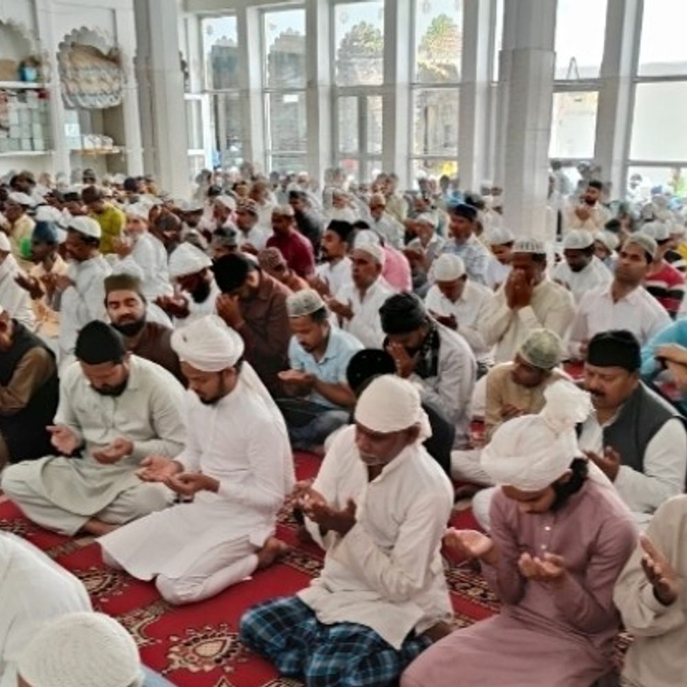 भदोही में अदा की गई अलविदा जुमा की नमाज:रमजान माह के समापन का संदेश, सुरक्षा के व्यापक इंतजाम किए गए