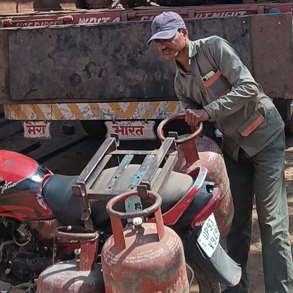 झांसी मेडिकल कॉलेज के मेस से खत्म हुई LPG:बाजार में नहीं मिल रहे कॉमर्शियल सिलेण्डर, लकड़ी इस्तेमाल कर रहे दुकानदार