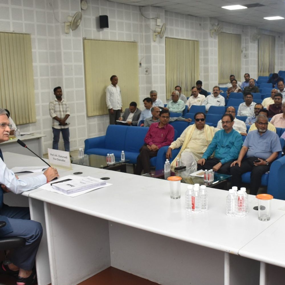 BHU में 5 घंटे चली विद्वत परिषद की बैठक:90 प्रतिशत चिकित्सा प्रस्तावों को मिली मंजूरी, कुलपति ने पीएचडी रिपोर्ट देखी