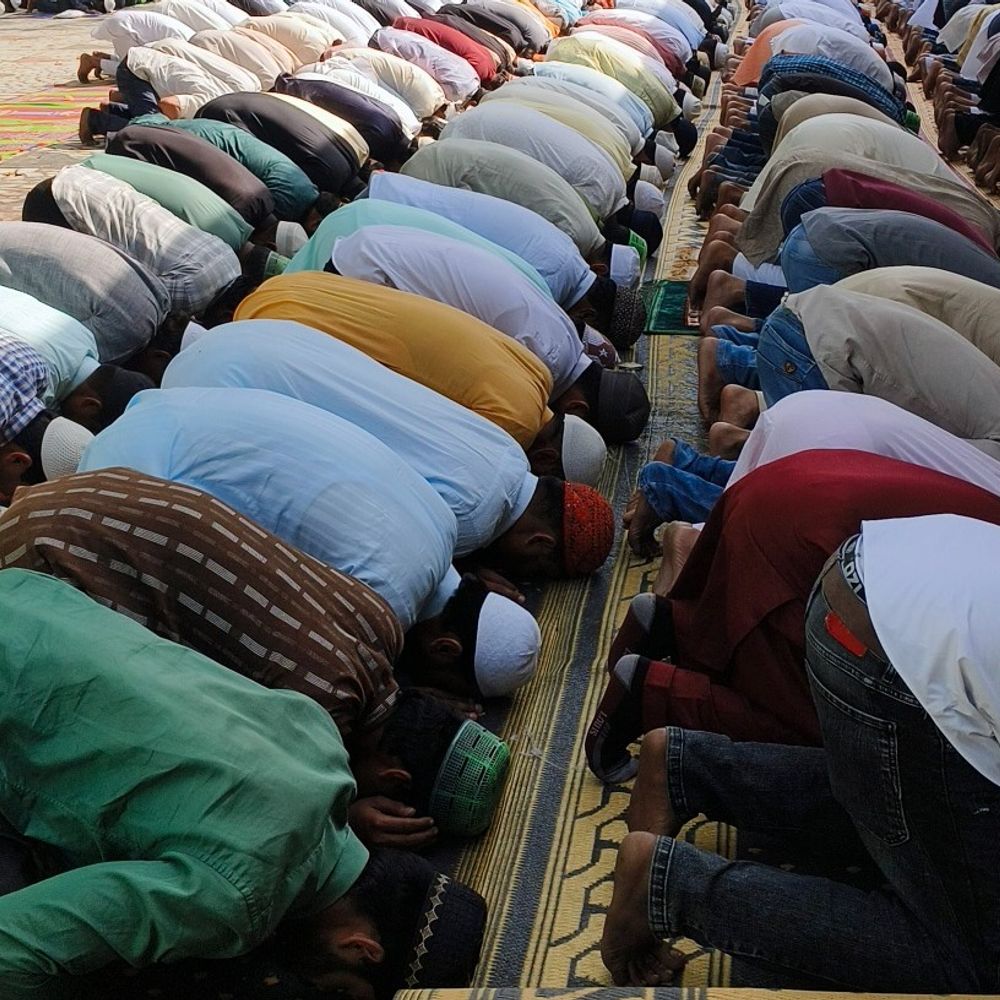 बरेली की 1300 मस्जिदों में हुई अलविदा की नमाज:नम आंखों से बोले नमाजी- 'अलविदा या माहे रमजान' अमन-चैन के लिए उठीं हजारों दुआएं