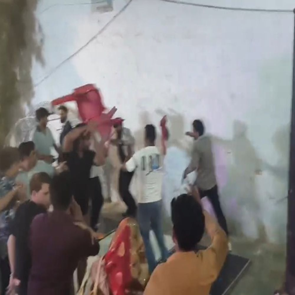 शादी समारोह में हुआ बबाल:बाराती और स्थानीय लोगों के बीच हुआ झगड़ा,जमकर चले लात घूंसे,एक दूसरे पर किया कुर्सियों से हमला