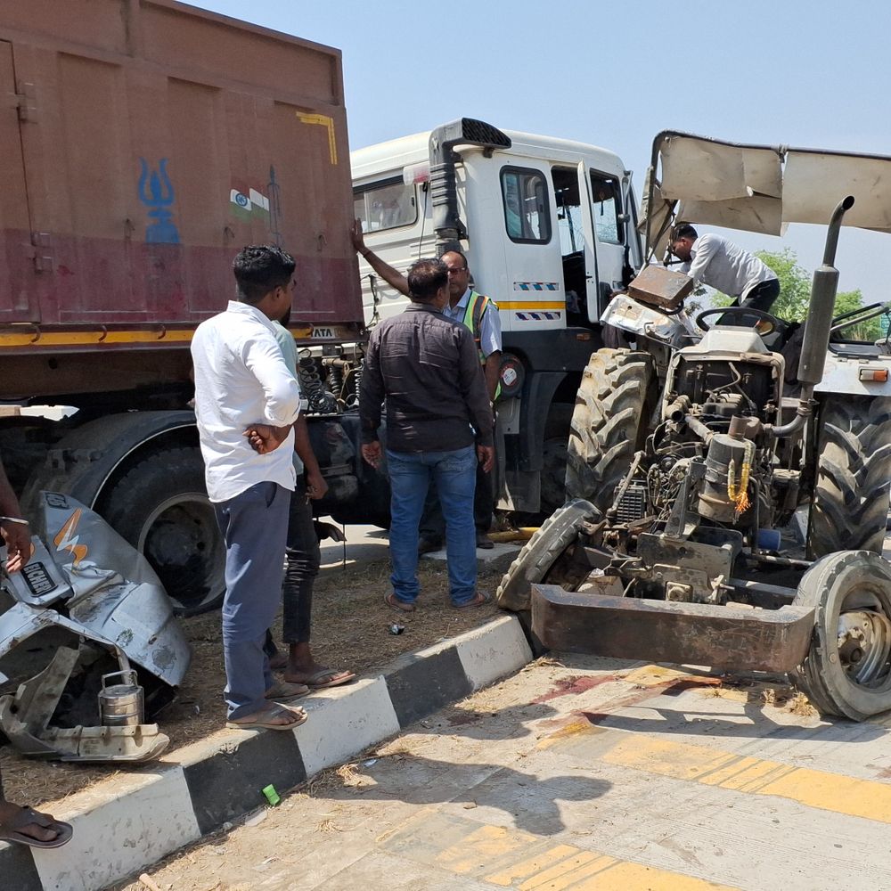 ट्रेलर ने ट्रैक्टर-टैंकर को टक्कर मारी:चालक और डिवाइडर पर सिंचाई कर रहा मजदूर गंभीर, मेडिकल कॉलेज में चल रहा इलाज