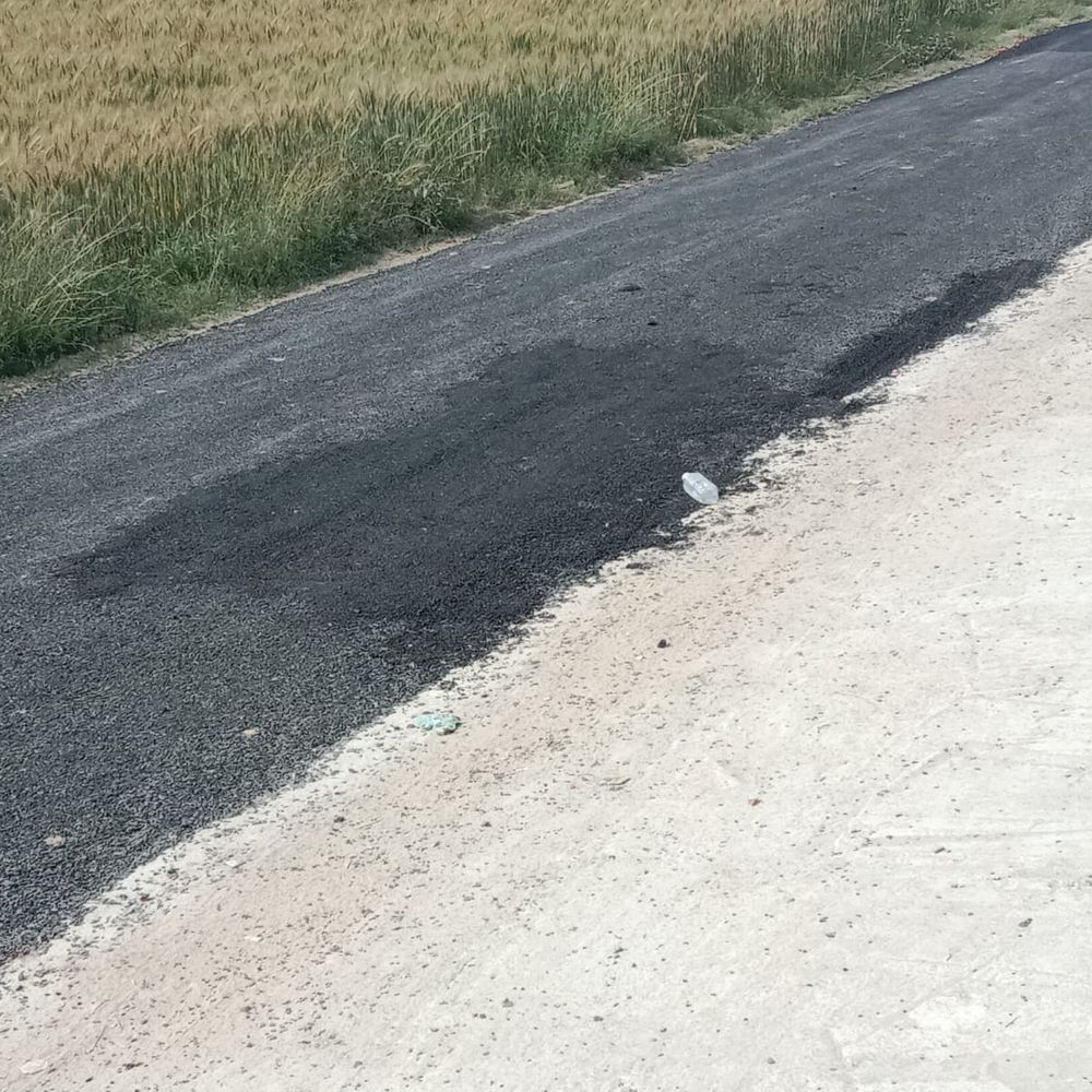 मऊ में सड़क निर्माण में घटिया सामग्री का आरोप:प्रधान ने डीएम से की शिकायत, ठेकेदार व कर्मचारियों के खिलाफ कार्रवाई की मांग