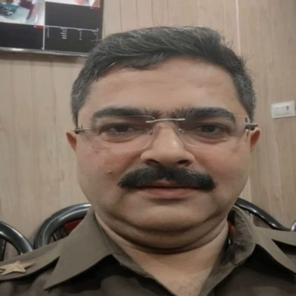गर्भपात मामले के आरोपी छोड़े, दरोगा लाइन हाजिर:सुल्तानपुर SP ने की कार्रवाई, पहले भी हिस्ट्रीशीटर के साथ फोटो खिंचवाने पर हुए थे सस्पेंड