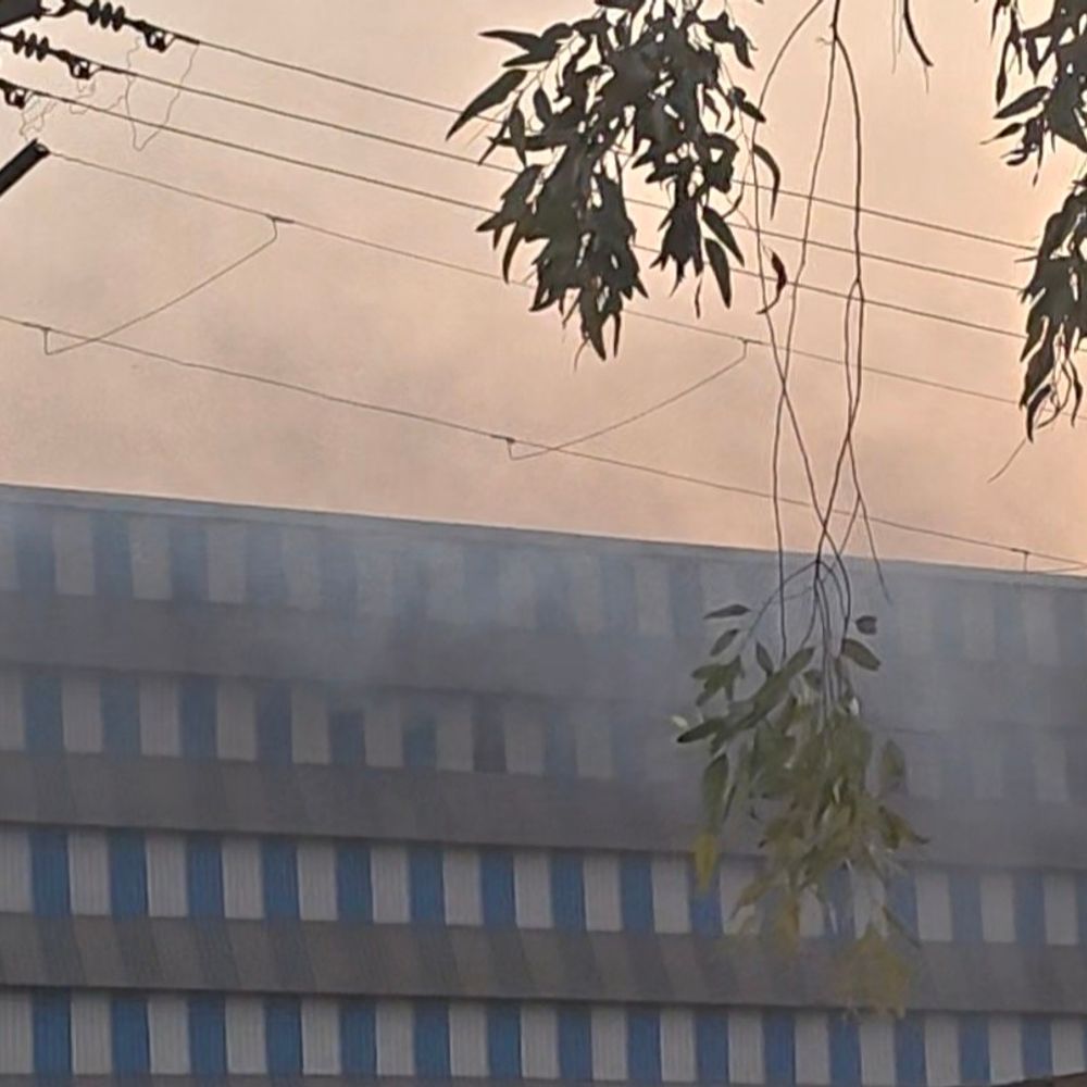 मुजफ्फरनगर में स्टील-पेपर मिलों से जहरीला धुआं:हवा में जहर घोल रहा, नए गेस्ट हाउस पर भी काली परत जमी