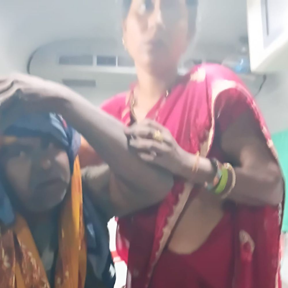 यमुना एक्सप्रेसवे पर दो अलग-अलग हादसे:टायर फटने से पिकअप पलटी, नींद आने से क्रेटा डिवाइडर से टकराई; सात घायल