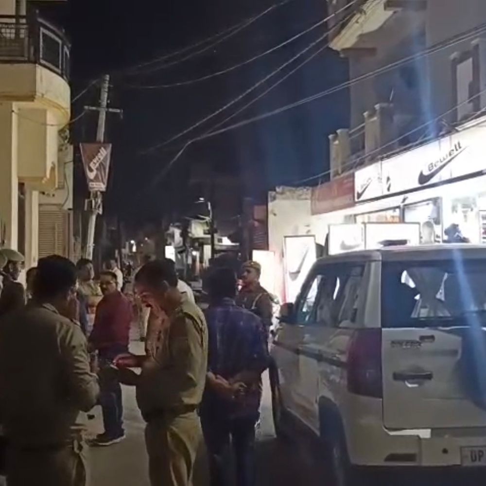 बिजनौर में किराना व्यापारी के घर दिनदहाड़े लाखों की चोरी:बदमाश गेट तोड़कर अंदर घुसे, जेवर और नकदी ले गए