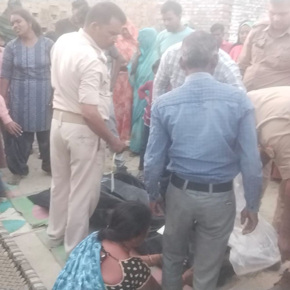 भदोही में 16 साल के छात्र ने की आत्महत्या:कमरे में फंदे से लटका मिला शव, दरवाजा तोड़कर निकाला गया शव