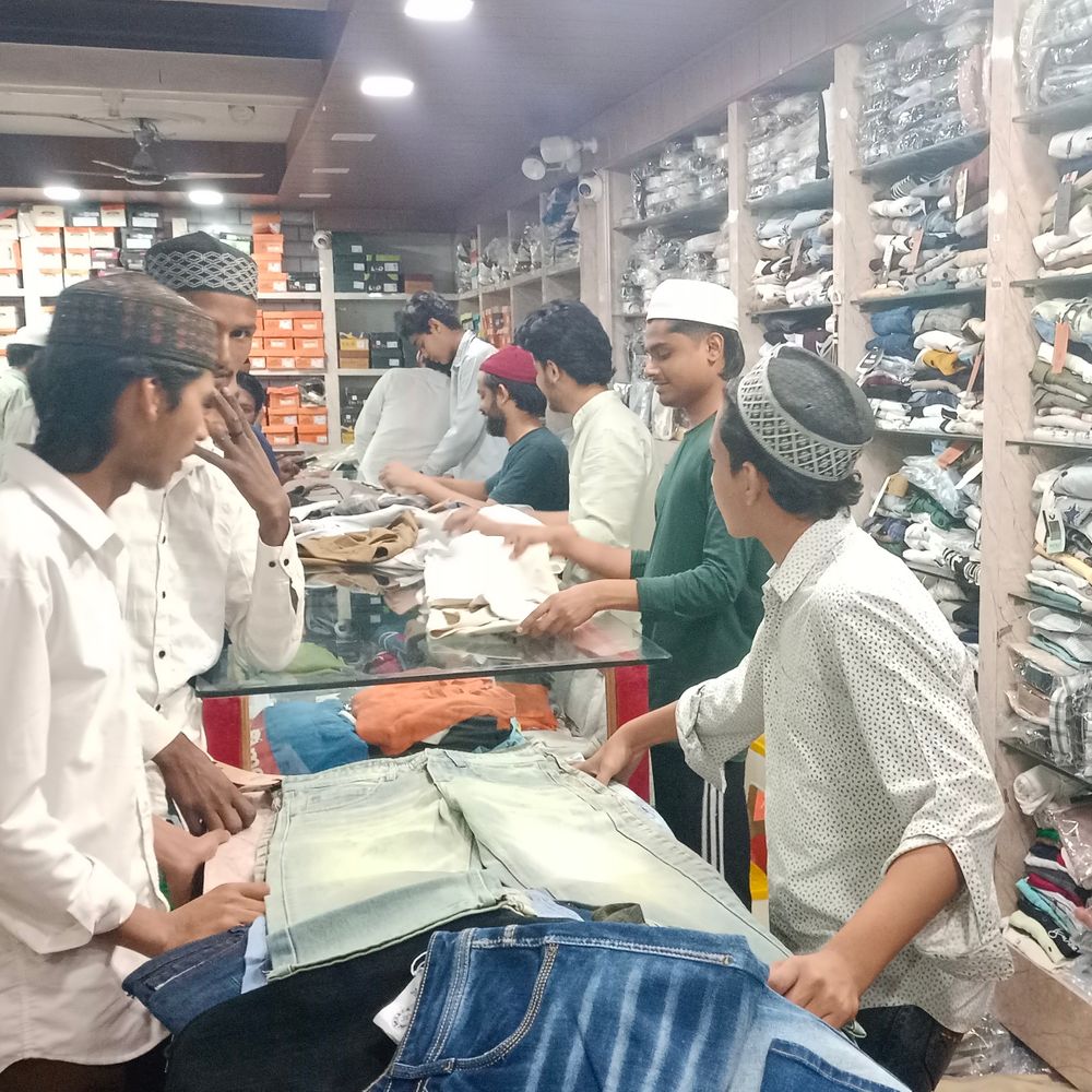 महंगाई के बावजूद ईद की खरीदारी तेज:संभल के बाजार देर रात तक गुलजार, पठानी कुर्ते की बढ़ी मांग