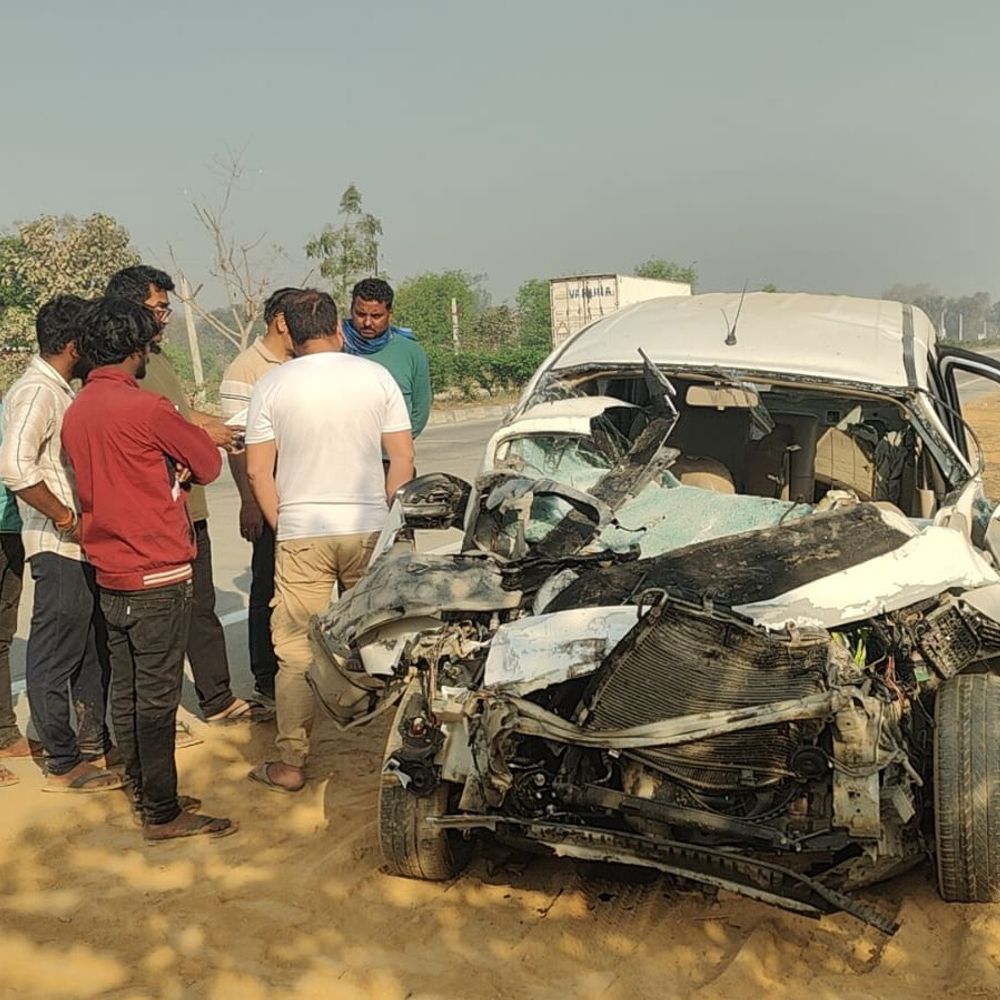 जौनपुर में बेकाबू कार खड़े ट्रेलर से टकराई:सड़क दुर्घटना में एक की मौत, दूसरा घायल; हादसे के बाद ट्रेलर चालक वाहन समेत फरार