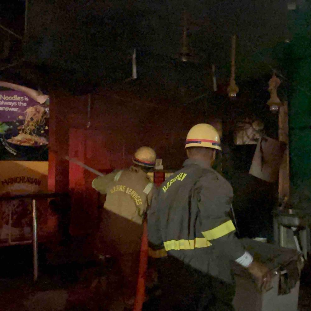 कानपुर में पिज्जा शॉप में आग लगी:शॉर्ट सर्किट से हादसा हुआ, दो दमकल गाड़ियां पहुंची