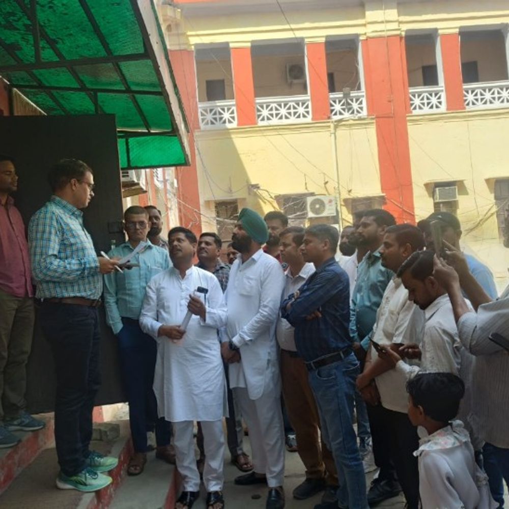 शाहजहांपुर में व्यापारियों ने जिला पूर्ति अधिकारी से की मुलाकात:कमर्शियल सिलेंडर पर रोक हटाने और कालाबाजारी रोकने की मांग