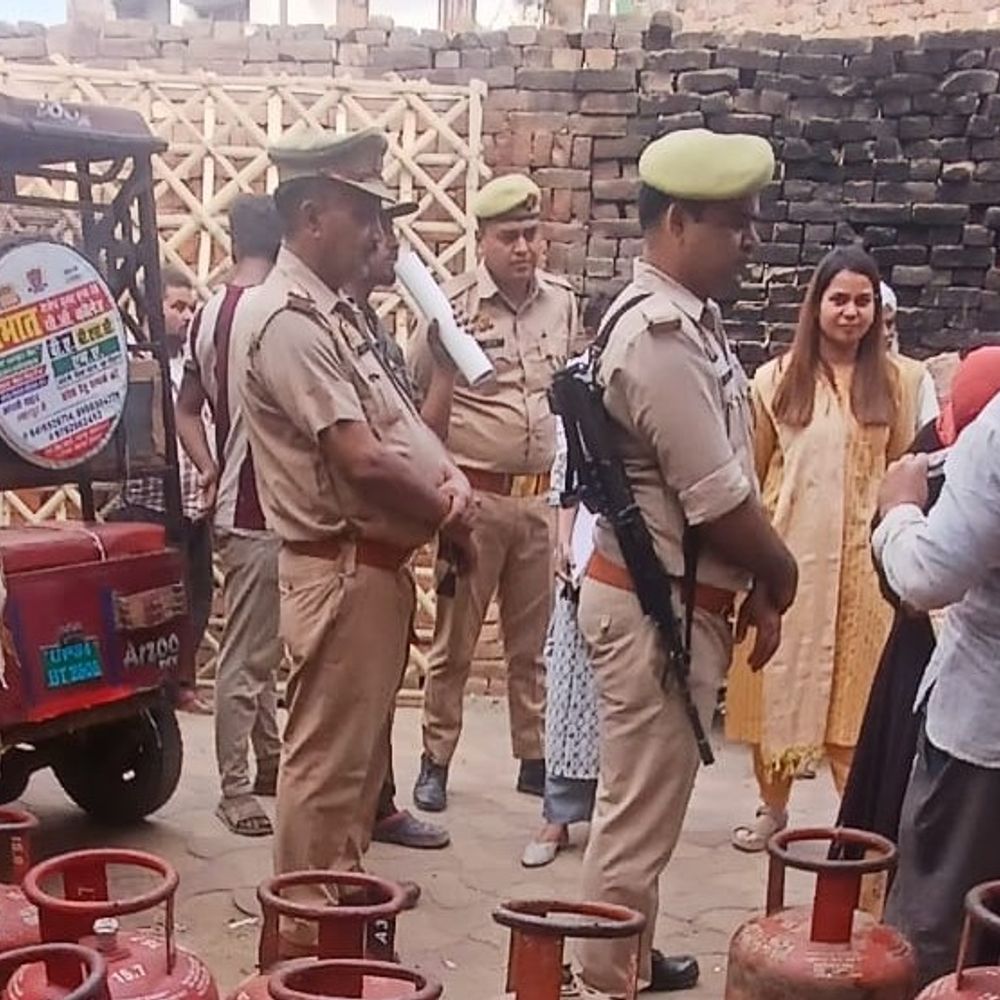 सीतापुर में गैस सिलेंडर संकट पर डीएम का बड़ा फैसला:शिकायतों के लिए कंट्रोल रूम बना, पूर्ति निरीक्षक तैनात