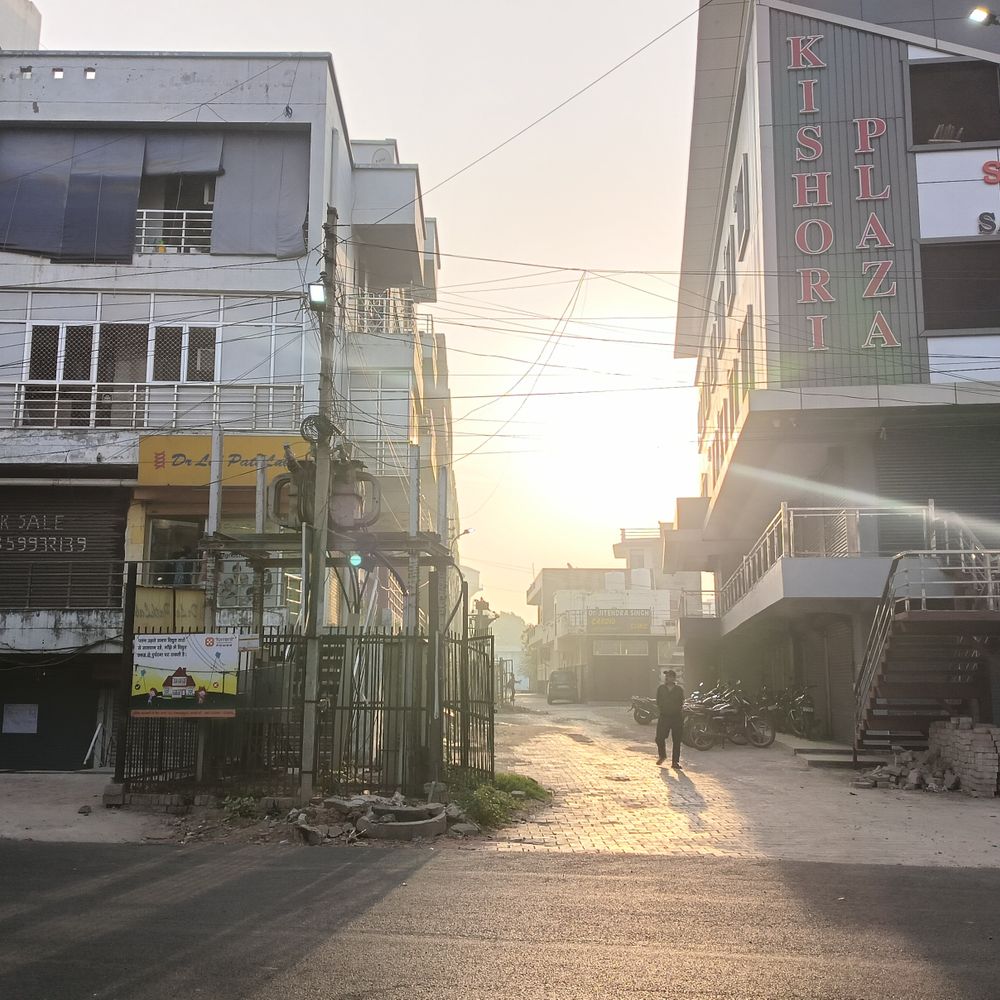 आगरा में सुबह धूप के साथ हल्की ठंडक:दिन में बाहर निकलना हुआ मुश्किल, 1°C से गिरकर 37°C पहुंचा तापमान