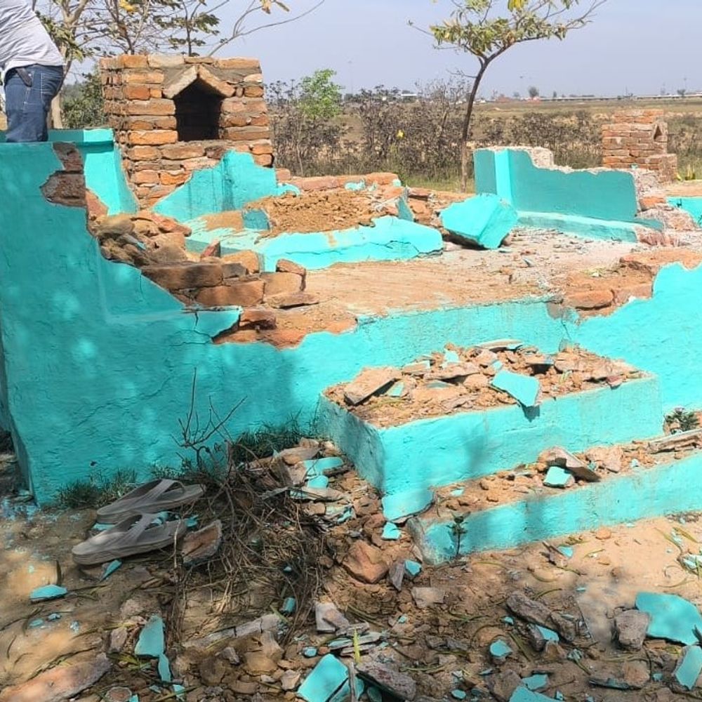 अलीगढ़ के टप्पल में पुरानी दो मजारें तोड़ीं:माहौल बिगाड़ने की कोशिश, पुलिस ने मरम्मत करवा दर्ज की FIR