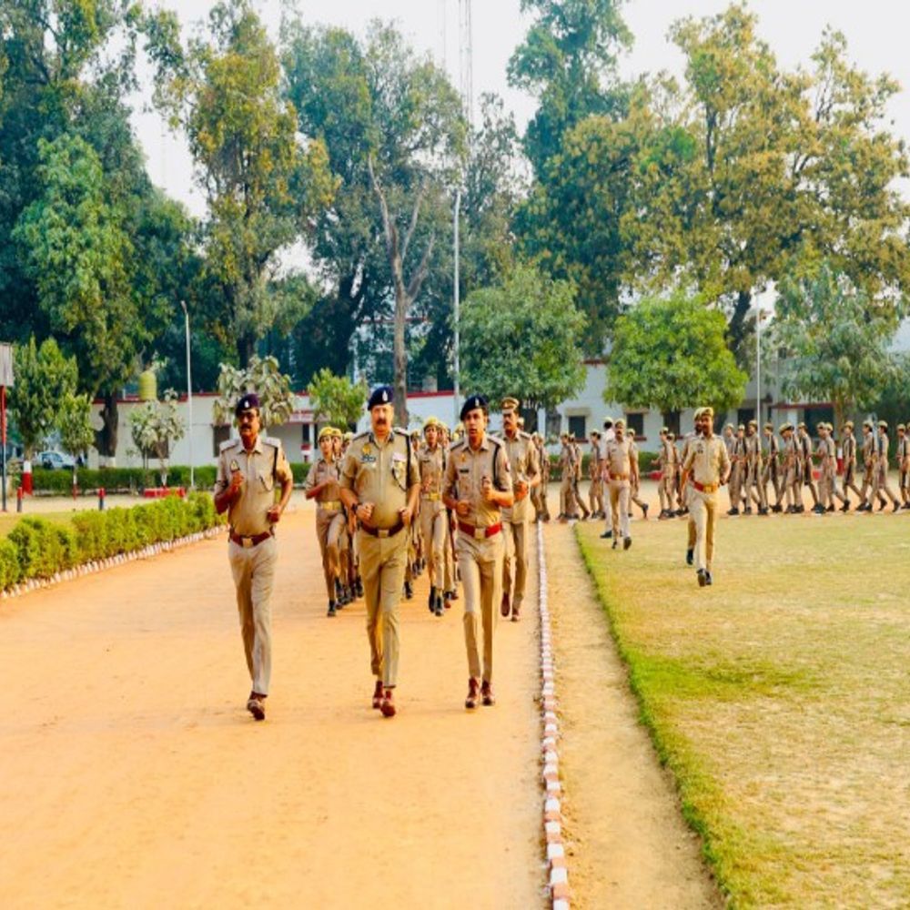 शाहजहांपुर एसपी ने पुलिसकर्मियों के साथ लगाई दौड़:कर्मचारियों को अनुशासन, कर्तव्यनिष्ठा तथा उत्कृष्ट कार्य प्रदर्शन के लिए प्रोत्साहित किया