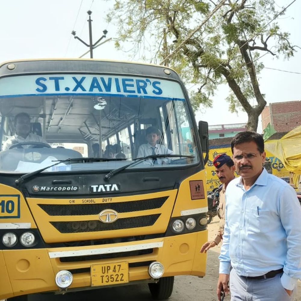 बलरामपुर में स्कूली वाहनों पर एआरटीओ का विशेष अभियान:कहा- मानक विहीन पाए जाने पर तत्काल होंगे सीज