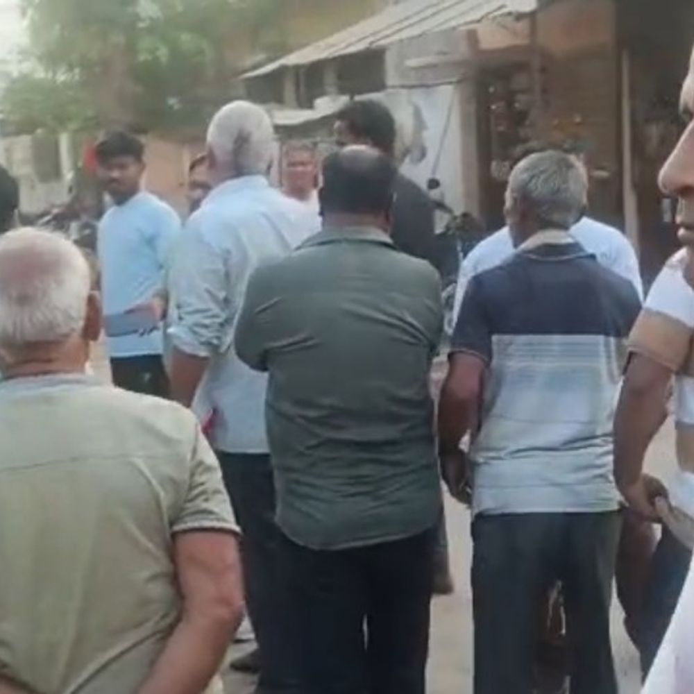 चौड़ी सड़क से हटाकर संकरी गली में लगाया बिजली पोल:प्रयागराज में ट्रांसफार्मर विवाद, मोहल्लेवासियों ने एसडीओ से कार्रवाई मांगी